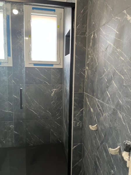 Salle de bain réaménagée à VILLEMOMBLE |BUT BATIMENT
